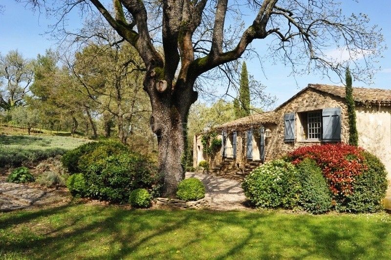 Luberon, renovated farmhouse with approximately 300 m² of living area sits on 7 hectares of land