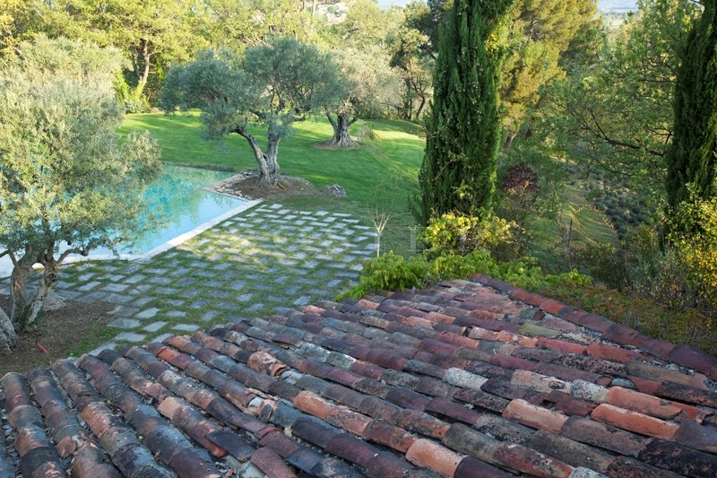 Luberon, renovated farmhouse with approximately 300 m² of living area sits on 7 hectares of land
