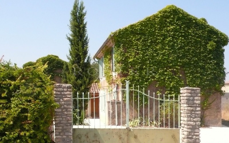 19th century house in a hamlet of the Luberon with adjoining barn and renovated dovecote