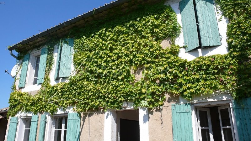 19th century house in a hamlet of the Luberon with adjoining barn and renovated dovecote