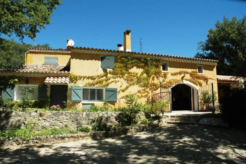 In Provence, for sale, provençal renovated sheepfold with views on the Luberon, swimming pool and garden