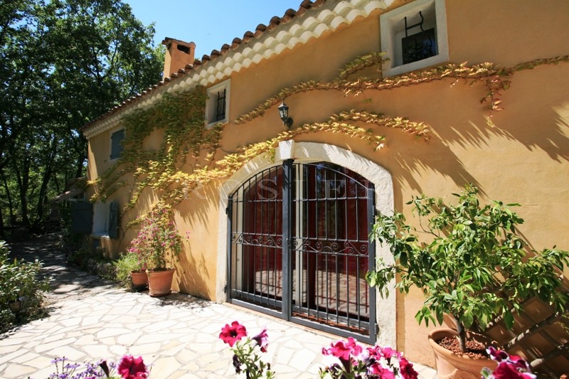 In Provence, for sale, provençal renovated sheepfold with views on the Luberon, swimming pool and garden
