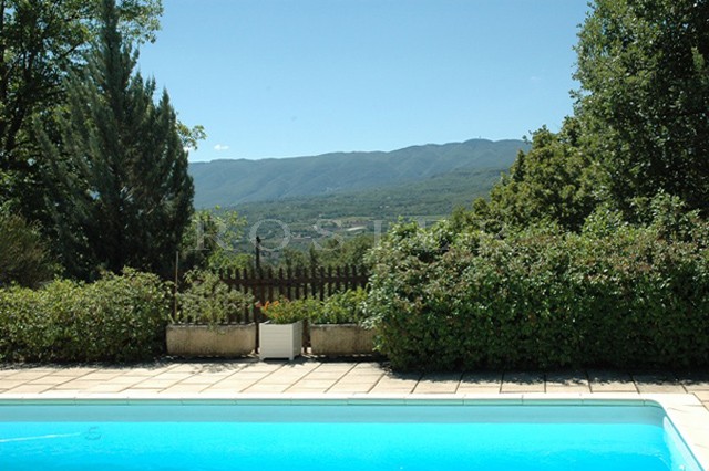 In Provence, for sale, provençal renovated sheepfold with views on the Luberon, swimming pool and garden