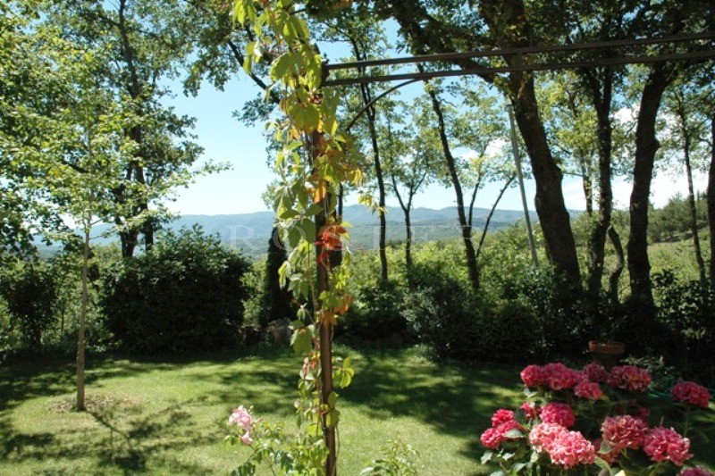 In Provence, for sale, provençal renovated sheepfold with views on the Luberon, swimming pool and garden