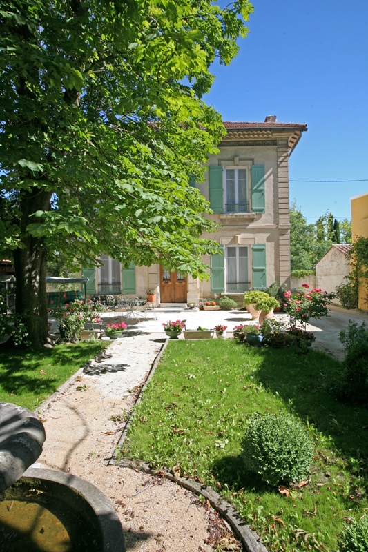 Town house with garden and direct access to the Sorgue