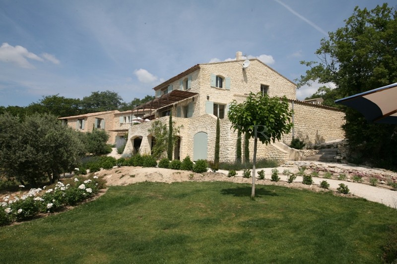 Provence, for sale in Luberon, on the outskirts of the village of Gordes, large stone house comprising two buildings with views on the Luberon