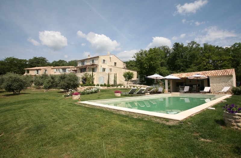 Provence, for sale in Luberon, on the outskirts of the village of Gordes, large stone house comprising two buildings with views on the Luberon