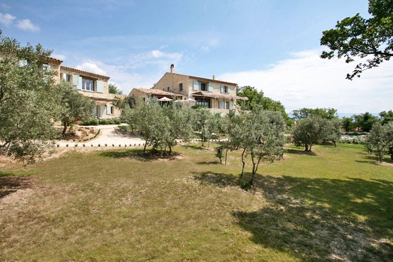 Provence, for sale in Luberon, on the outskirts of the village of Gordes, large stone house comprising two buildings with views on the Luberon