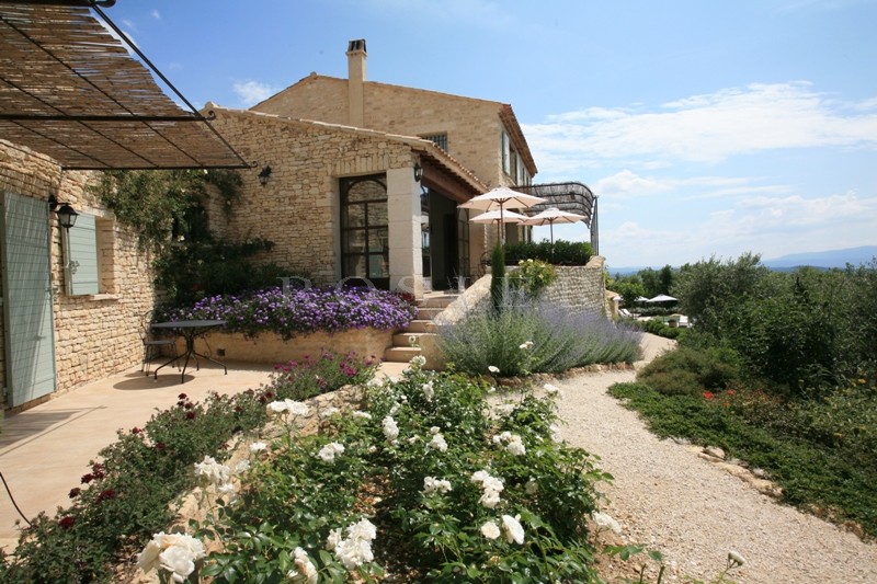 Provence, for sale in Luberon, on the outskirts of the village of Gordes, large stone house comprising two buildings with views on the Luberon