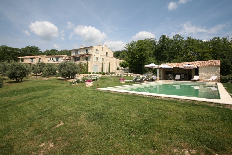 Provence, for sale in Luberon, on the outskirts of the village of Gordes, large stone house comprising two buildings with views on the Luberon
