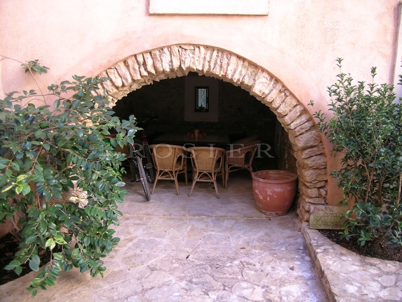 For sale in Luberon, rare and esquisite XVIIIth century silk worm fam, with courtyard, swimming pool