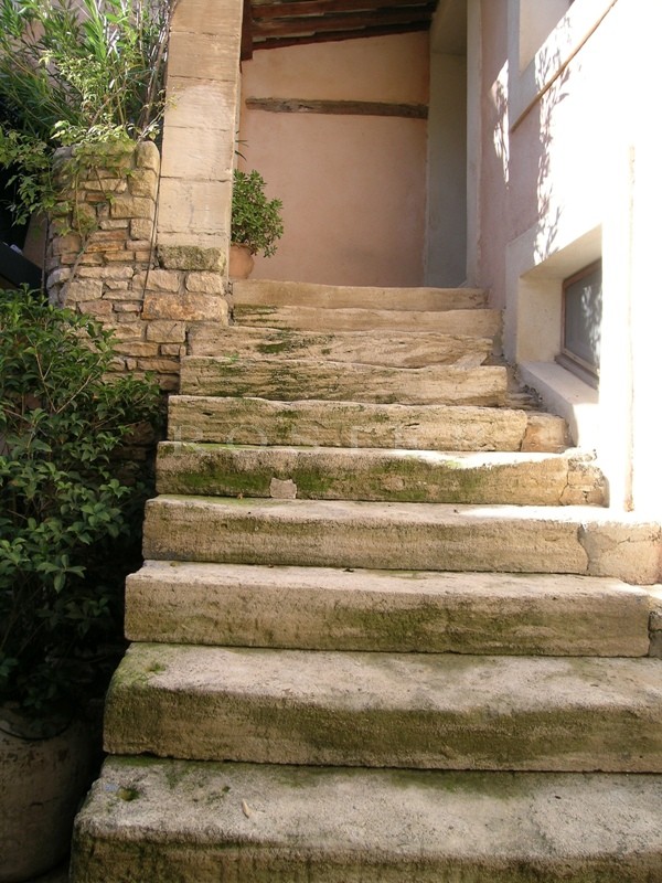 For sale in Luberon, rare and esquisite XVIIIth century silk worm fam, with courtyard, swimming pool