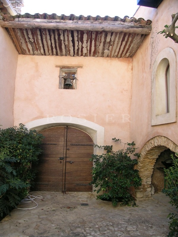 For sale in Luberon, rare and esquisite XVIIIth century silk worm fam, with courtyard, swimming pool