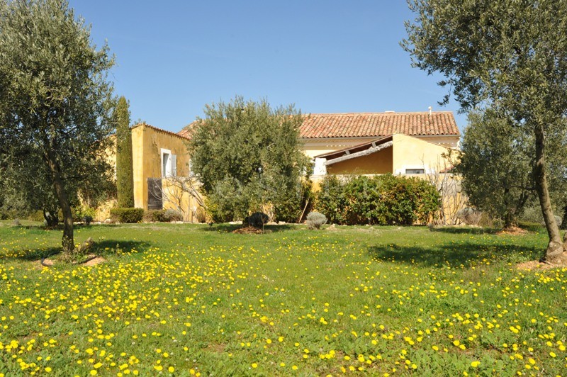 18th century  bastide on nearly 8 hectares of grounds with beautiful views of the Luberon.
