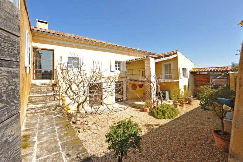 18th century  bastide on nearly 8 hectares of grounds with beautiful views of the Luberon.