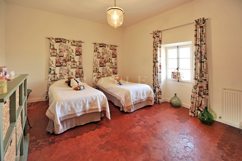 18th century  bastide on nearly 8 hectares of grounds with beautiful views of the Luberon.