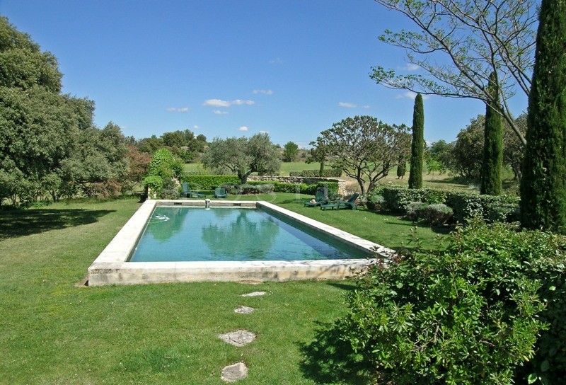 18th century  bastide on nearly 8 hectares of grounds with beautiful views of the Luberon.