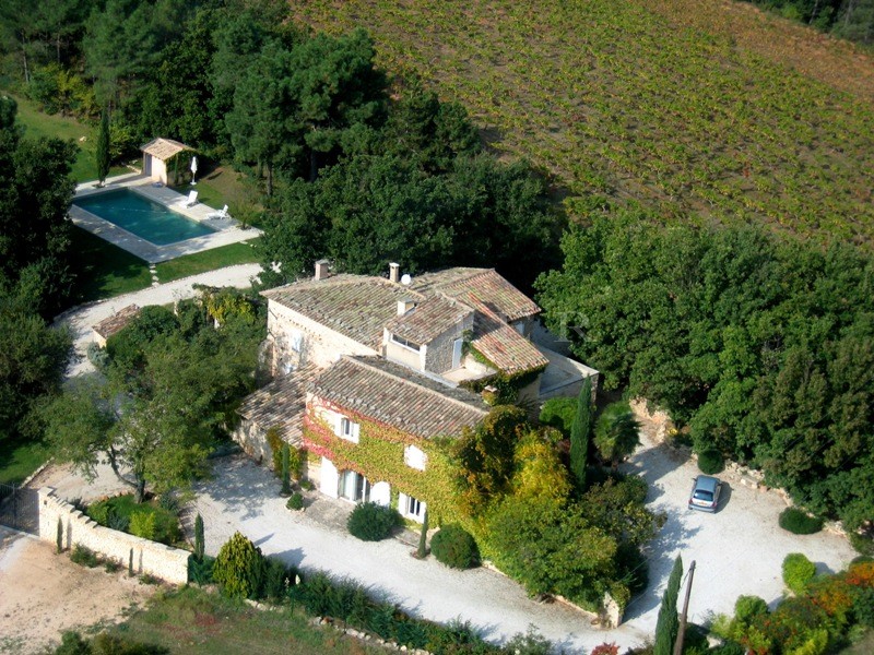 In the Luberon Regional Park, for sale, a beautiful XVIIth century farmhouse, entirely renovated with a beautiful garden and a swimming pool