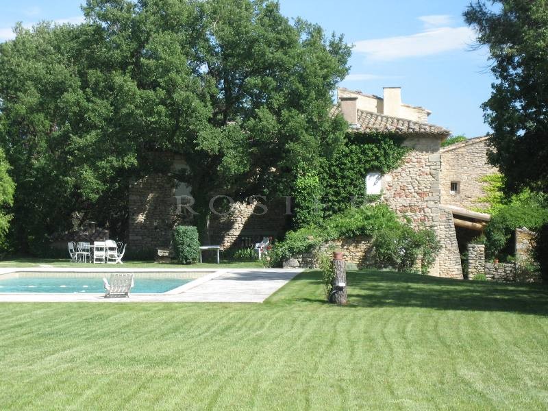 In the Luberon Regional Park, for sale, a beautiful XVIIth century farmhouse, entirely renovated with a beautiful garden and a swimming pool