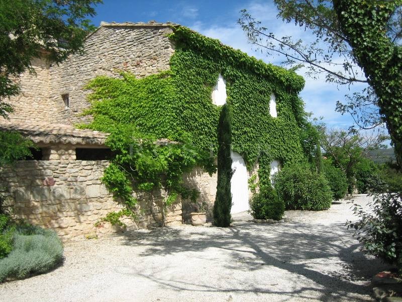 In the Luberon Regional Park, for sale, a beautiful XVIIth century farmhouse, entirely renovated with a beautiful garden and a swimming pool