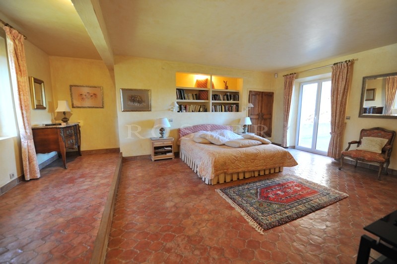 In the Luberon Regional Park, for sale, a beautiful XVIIth century farmhouse, entirely renovated with a beautiful garden and a swimming pool