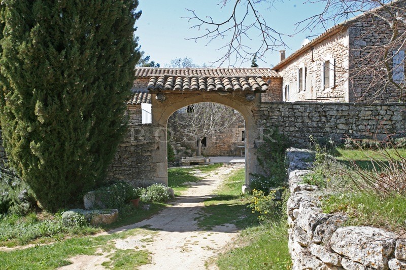 Centuries old renovated farmhouse with beautiful interior courtyard in the heart of the Luberon