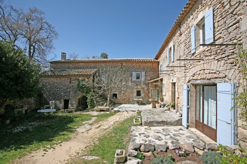 Centuries old renovated farmhouse with beautiful interior courtyard in the heart of the Luberon