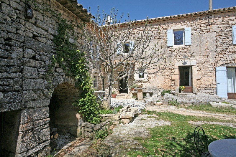 Centuries old renovated farmhouse with beautiful interior courtyard in the heart of the Luberon