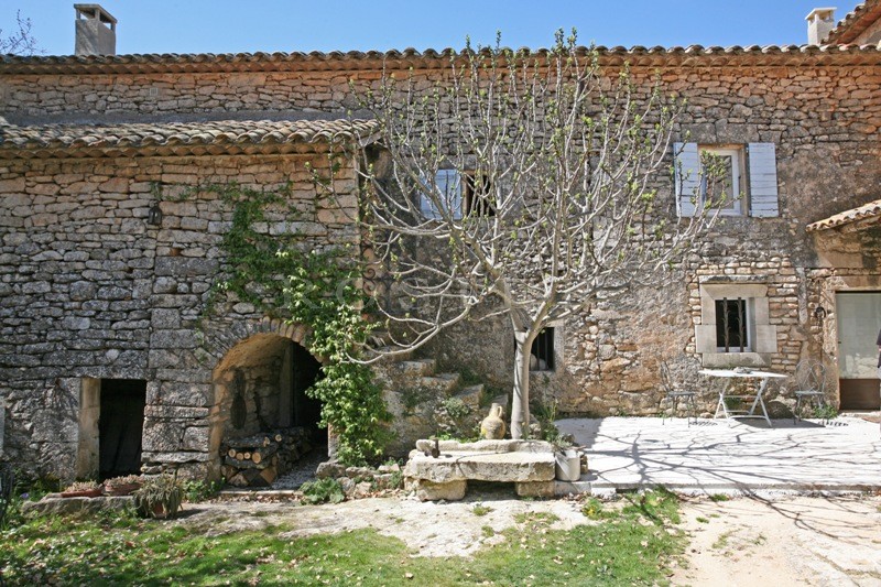 Centuries old renovated farmhouse with beautiful interior courtyard in the heart of the Luberon