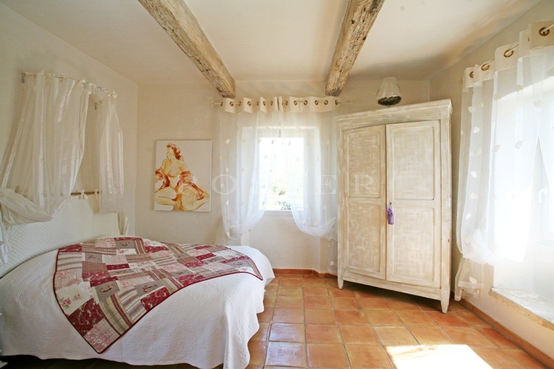 Centuries old renovated farmhouse with beautiful interior courtyard in the heart of the Luberon