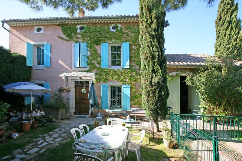 Luberon, for sale, renovated mansion with swimming pool and garden in a village with amenities