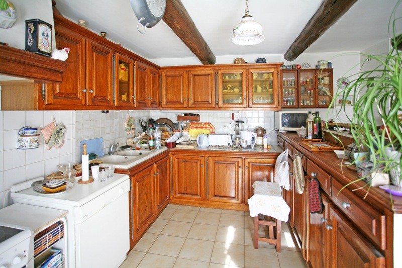 Luberon, for sale, renovated mansion with swimming pool and garden in a village with amenities