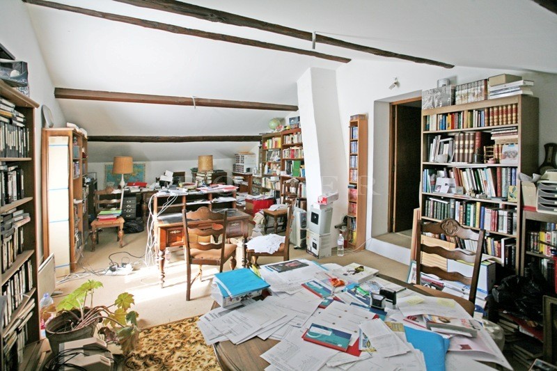 Luberon, for sale, renovated mansion with swimming pool and garden in a village with amenities