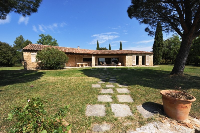 In Provence, facing Luberon, just a few minutes from the listed village of Gordes, for sale, one storey house with a large garden and a swimming pool