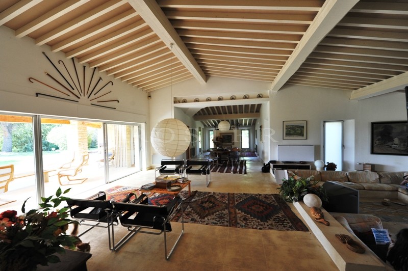 In Provence, facing Luberon, just a few minutes from the listed village of Gordes, for sale, one storey house with a large garden and a swimming pool