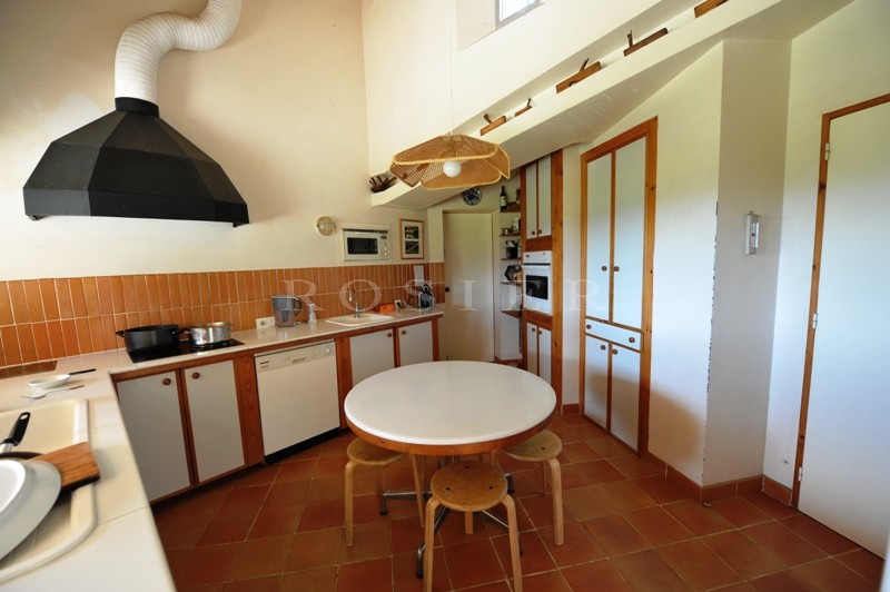 In Provence, facing Luberon, just a few minutes from the listed village of Gordes, for sale, one storey house with a large garden and a swimming pool