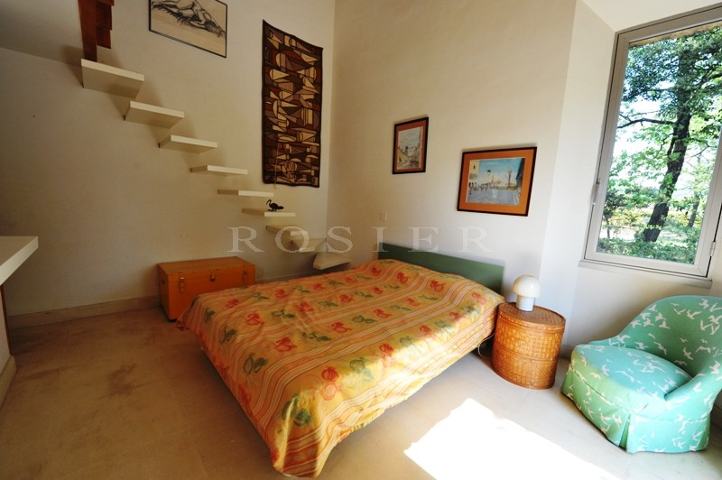 In Provence, facing Luberon, just a few minutes from the listed village of Gordes, for sale, one storey house with a large garden and a swimming pool