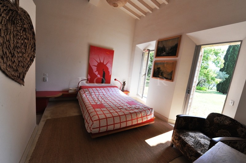 In Provence, facing Luberon, just a few minutes from the listed village of Gordes, for sale, one storey house with a large garden and a swimming pool