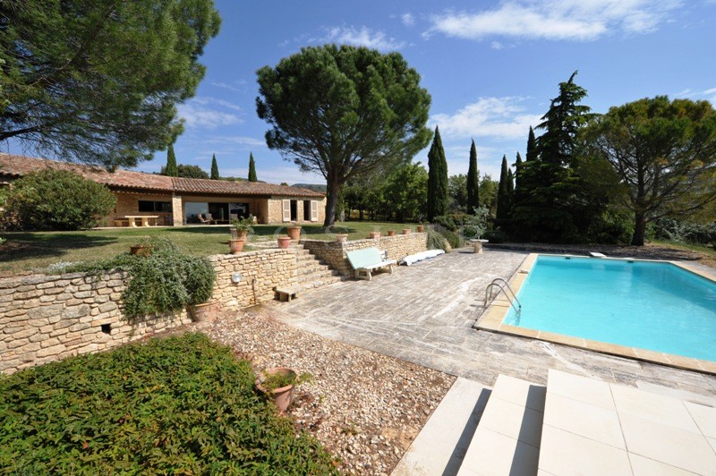 In Provence, facing Luberon, just a few minutes from the listed village of Gordes, for sale, one storey house with a large garden and a swimming pool