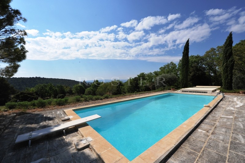 In Provence, facing Luberon, just a few minutes from the listed village of Gordes, for sale, one storey house with a large garden and a swimming pool
