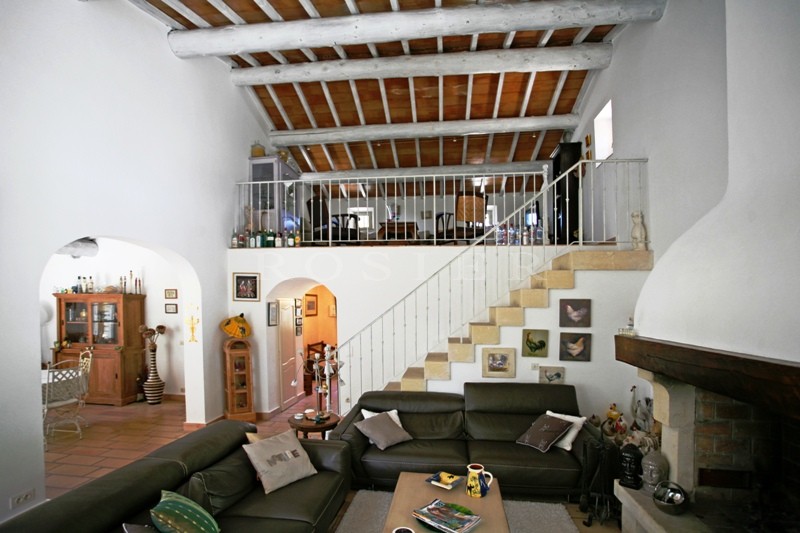 In the Luberon, just a few minutes from Gordes: beautiful stone house for sale