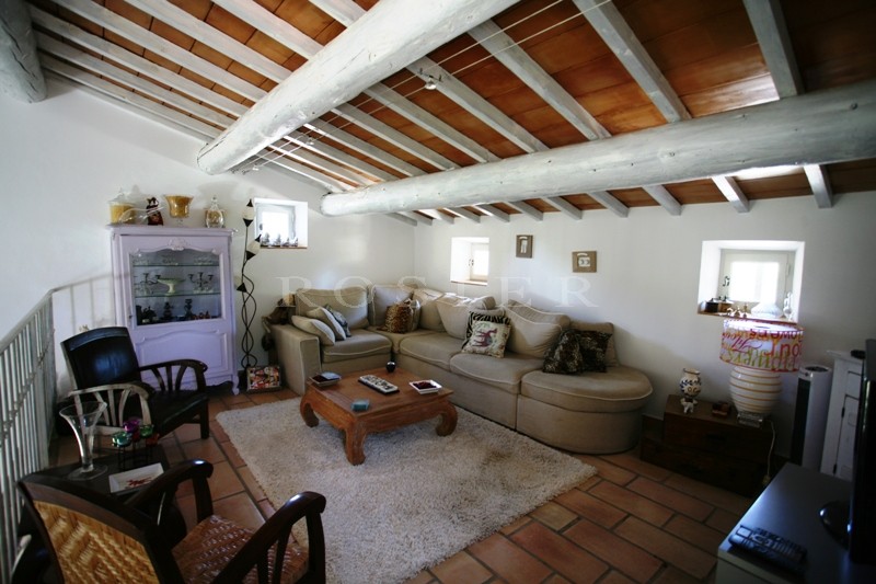 In the Luberon, just a few minutes from Gordes: beautiful stone house for sale