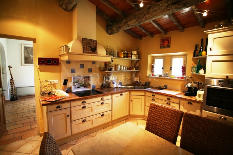 In the Luberon, just a few minutes from Gordes: beautiful stone house for sale