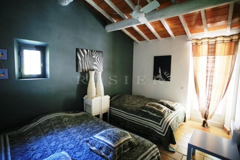 In the Luberon, just a few minutes from Gordes: beautiful stone house for sale