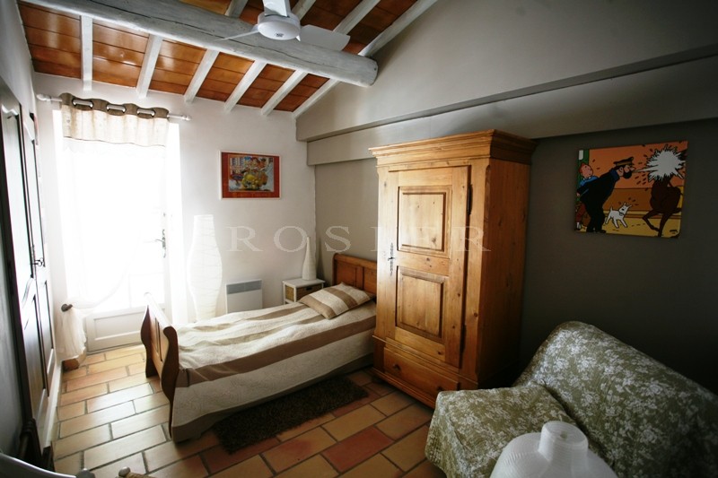 In the Luberon, just a few minutes from Gordes: beautiful stone house for sale
