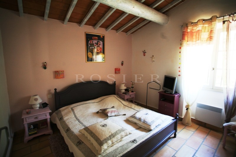 In the Luberon, just a few minutes from Gordes: beautiful stone house for sale