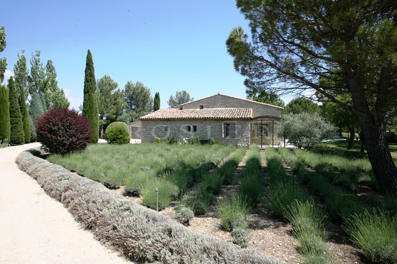 In the Luberon, just a few minutes from Gordes: beautiful stone house for sale