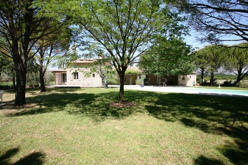 In the Luberon, just a few minutes from Gordes: beautiful stone house for sale