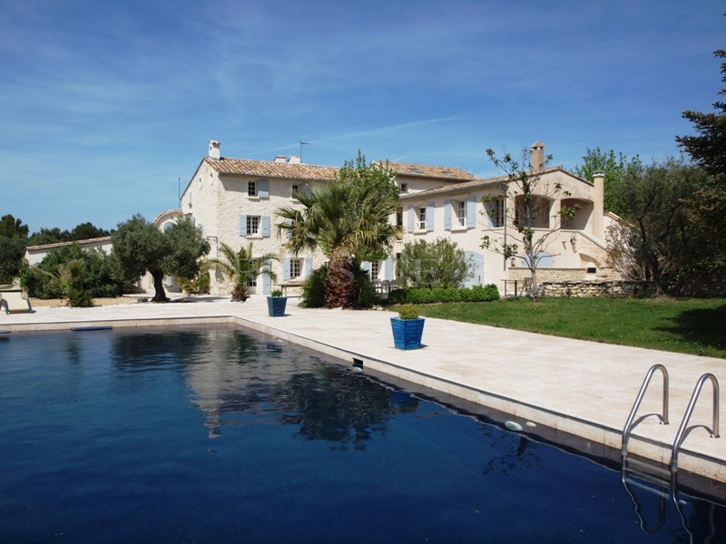 House with swimming pool close to the Luberon