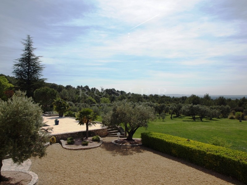 House with swimming pool close to the Luberon